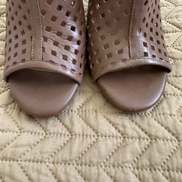 Tahari lattice work heel with stacked heel (3 3/4-4”), in tan, back zip, size 9 - Picture 6 of 10